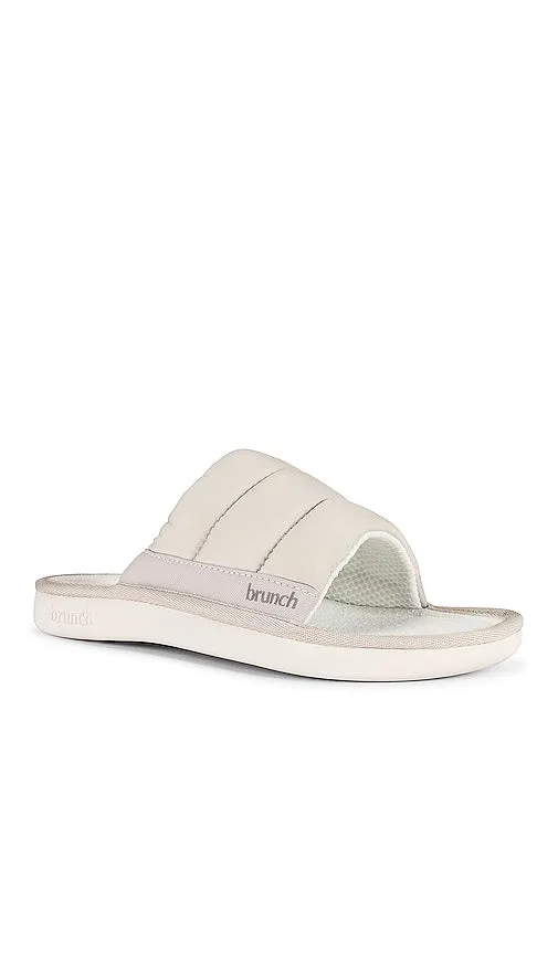 Brunch Poolside in Cream