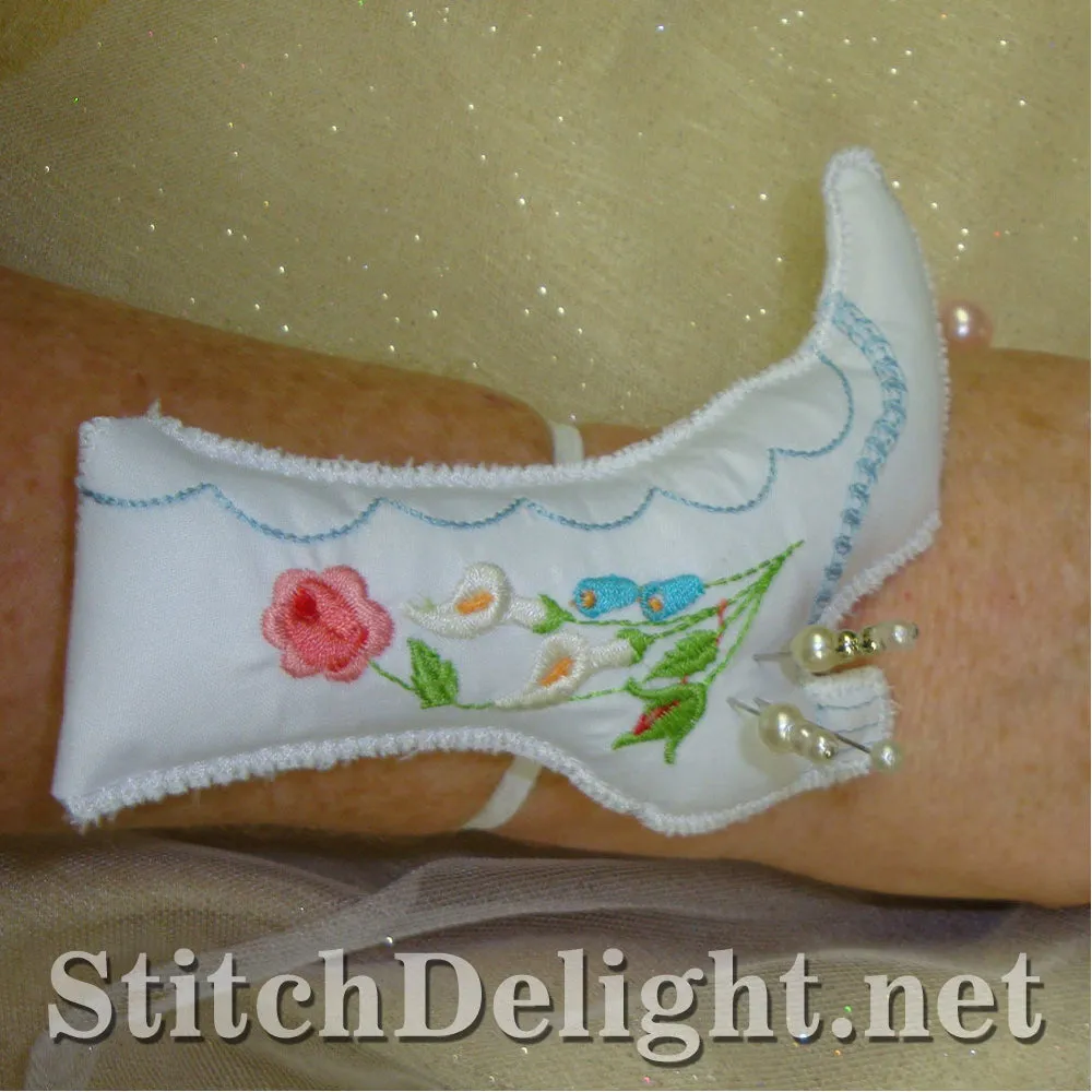 SD0873 Victorian Shoe pincushion