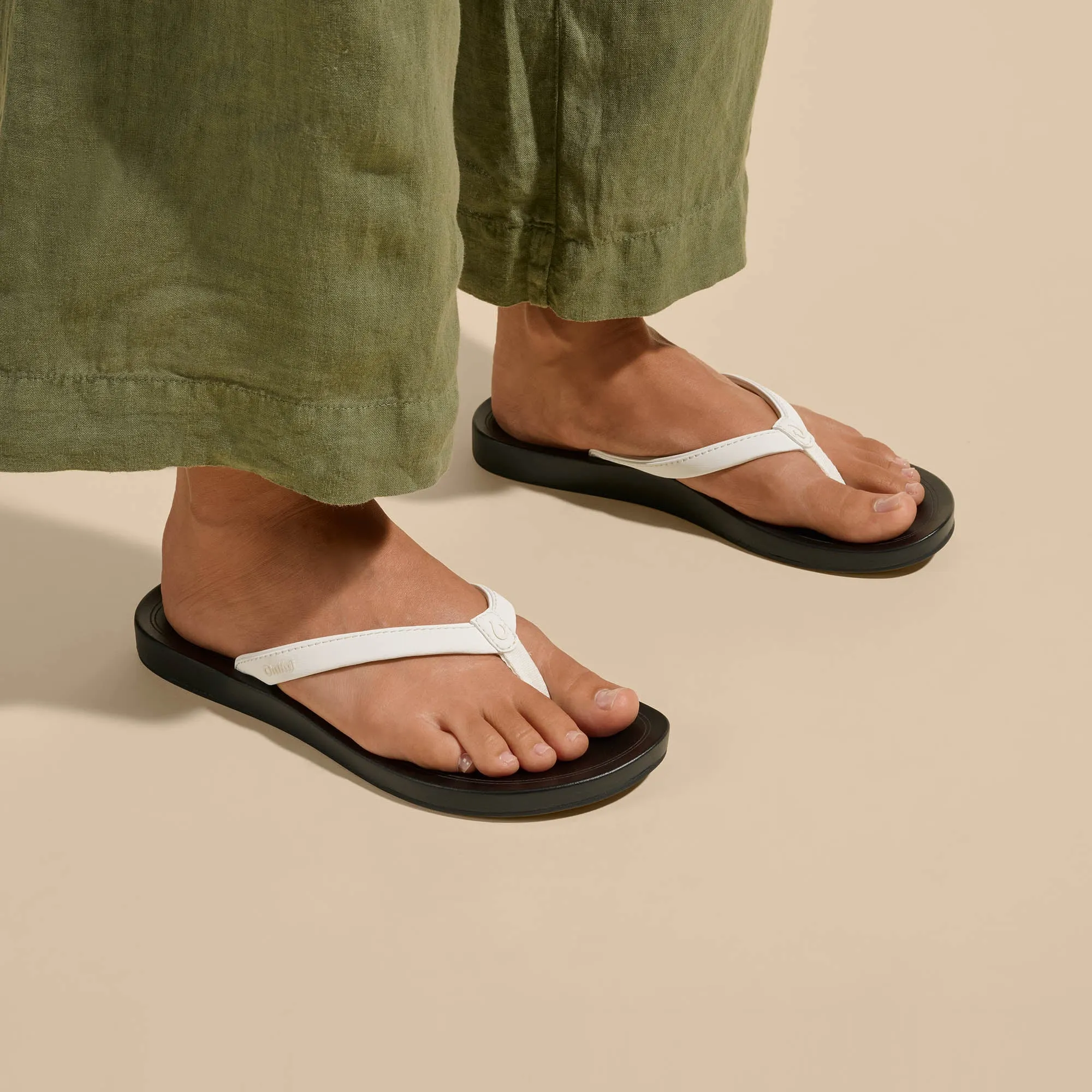 ‘Uiki - Bright White / Lava Rock